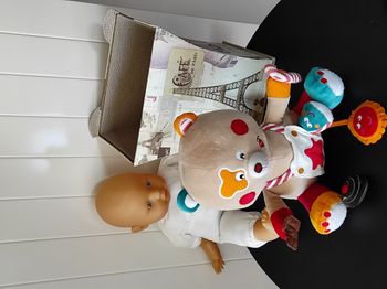 Peluche d’éveil sensorielle – textures, miroir, sons