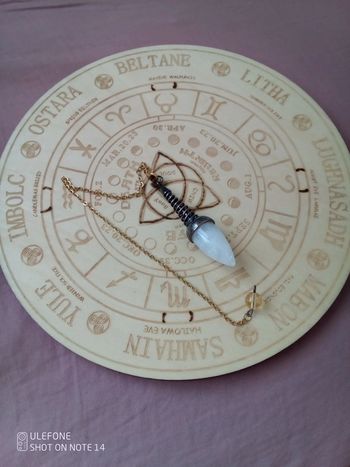 Chaîne de pendule en pierre + planche en bois