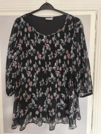 Blouse fluide plissée fleurie C&A Canda – T. L (53 cm x 73 cm)