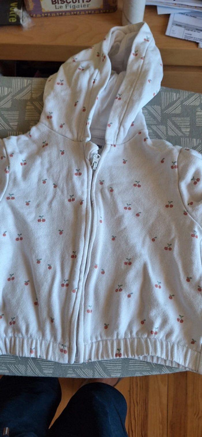 Lot dissociable gilets et sweat 18M - photo numéro 6