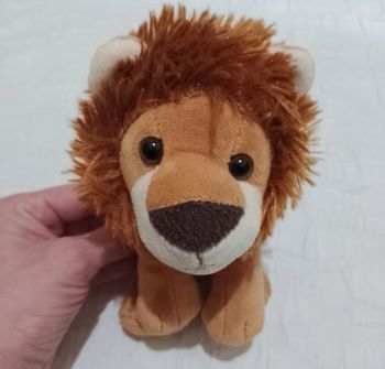 Petit lion en peluche