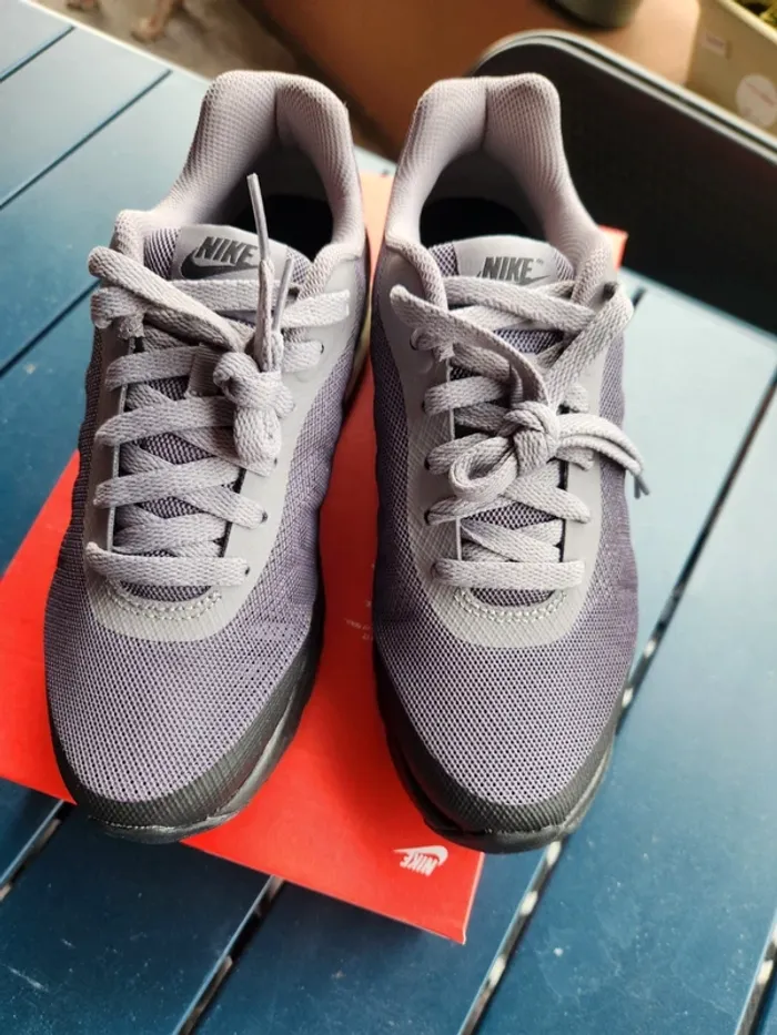 Nike air max invigor Garçon taille 38,5 neuves noire et rouge - photo numéro 4