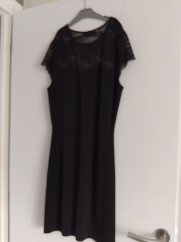 Robe noire haut dentelle - photo numéro 2