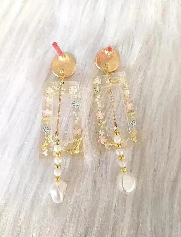 🌺 Boucles d'oreilles créoles rectangulaires petites fleurs avec pendants perles - photo numéro 3