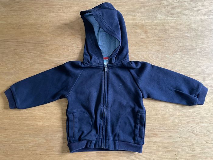 Sweat zippe à capuche
