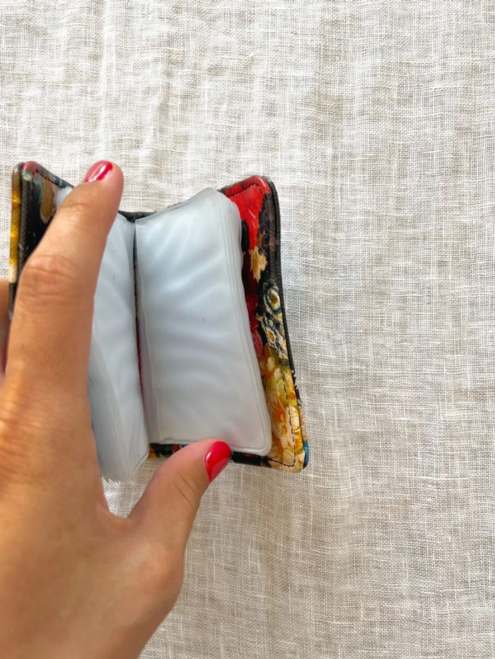 Porte cartes noir à fleurs - photo numéro 2