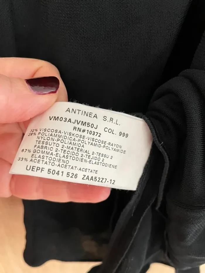 Robe noire Armani Collezioni taille 44 - photo numéro 4