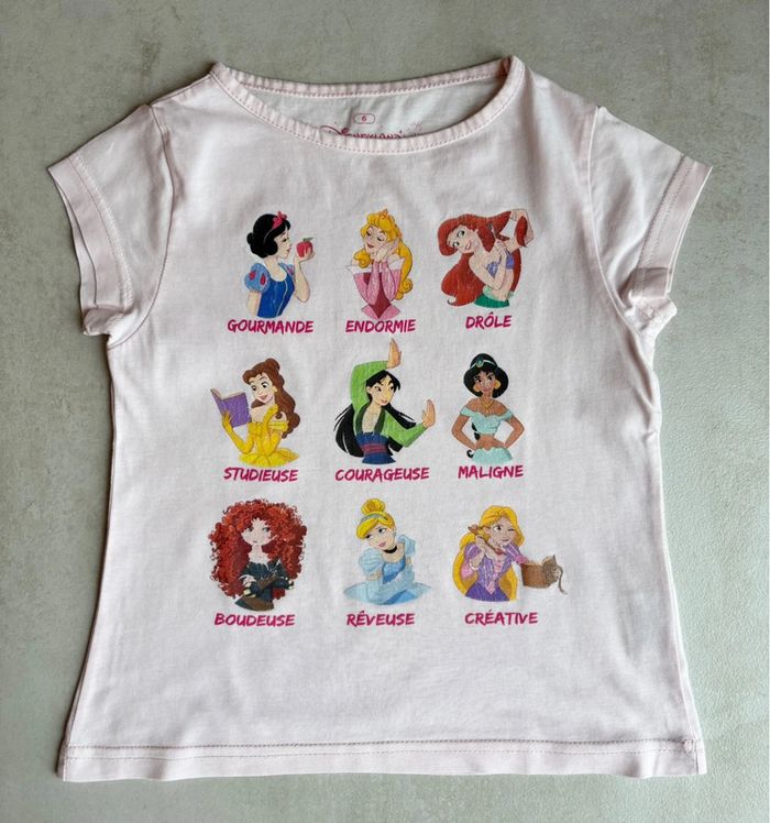 T shirt princesses Disneyland Paris taille 6 ans taille petit  Convient pour du 3/5 ans
