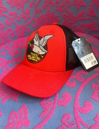 Casquette rouge et noire chevignon neuve