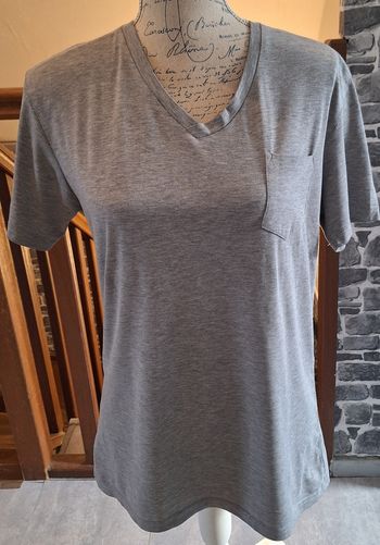 Tee-shirt gris uni avec poche à la poitrine