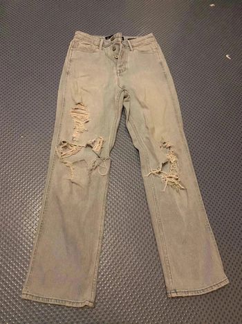 Pantalon à trou