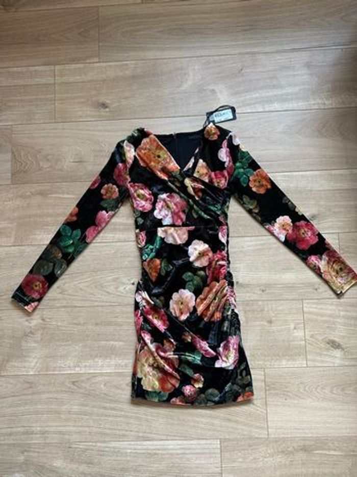 Robe fourreau, velours, noir et fleurs - photo numéro 2