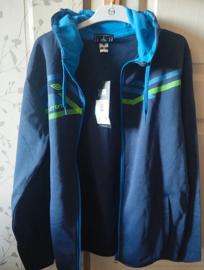 Neuve Veste à capuche Umbro taille 13-14 ans sport - photo numéro 3
