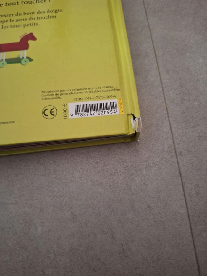 Livre Petit ours brun touche à tout - photo numéro 3