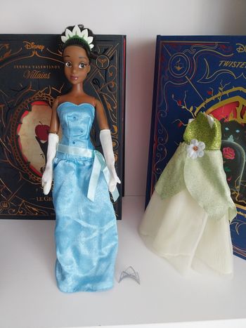 Poupée Tiana Disney Story en robe bleue et couronne + tenue verte princesse Disney