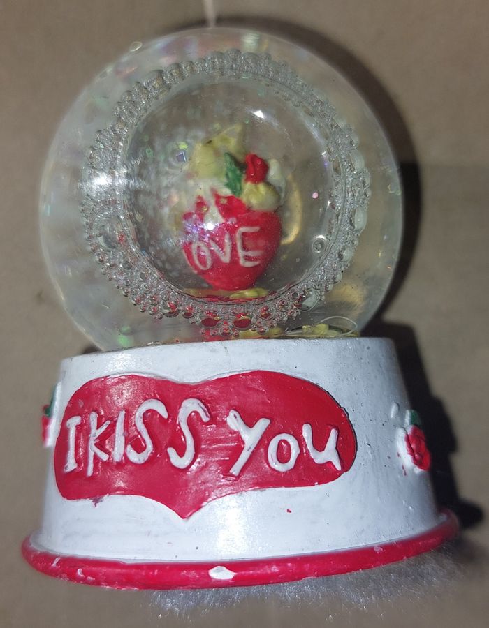 Petite boule à  neige  de Noël  , très bon état.