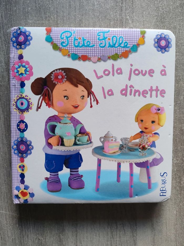 Livre petite fille Lola joue à la dînette