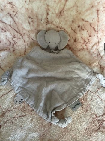 Doudou plat losange Tembo éléphant gris lange tissu à pois Nattou