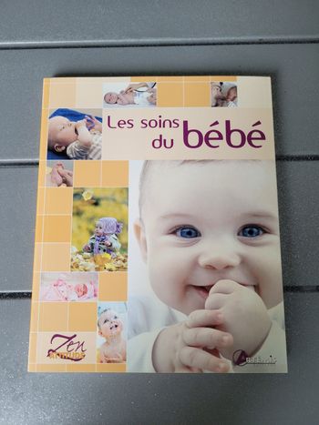 Les soins du bébé comment le changer toilette bain soins du corps massages manifestations cutanées courantes  maternité rhume allergies couches Artemis Édition