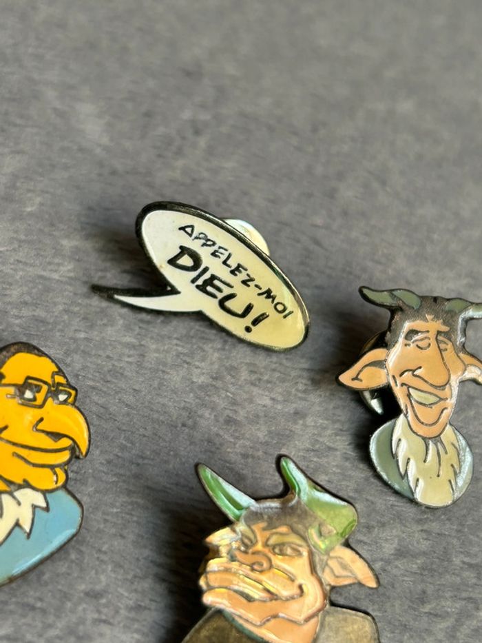 Lot de 4 ancien pin’s bébête show appelez moi dieu, Bernard tapis, jack Lang , Jacques Chirac - photo numéro 3