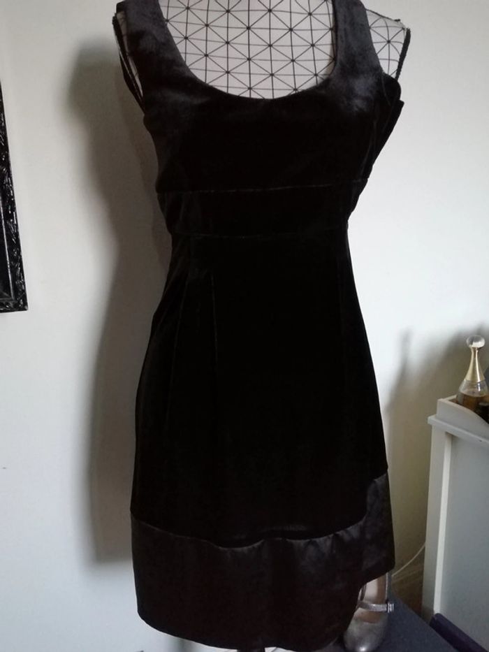 Petite robe noire. Effet velours et satin - photo numéro 5