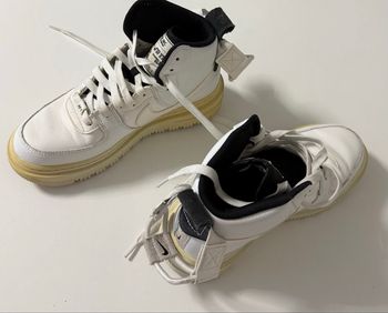Nike Air Force 1 Mid blanches, taille 38,5 en bon état général.