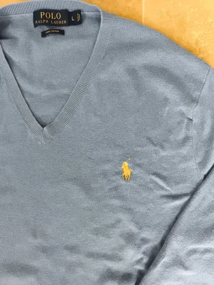 Magnifique pull col V bleu logo jaune Polo Ralph Lauren homme L une petite tâche devant - photo numéro 3