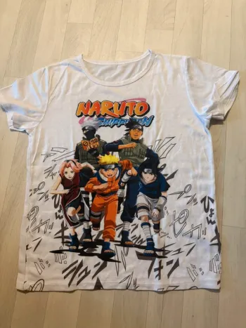 T-shirt naruto manches courtes 16 ans très bon etat, taille un peu petit