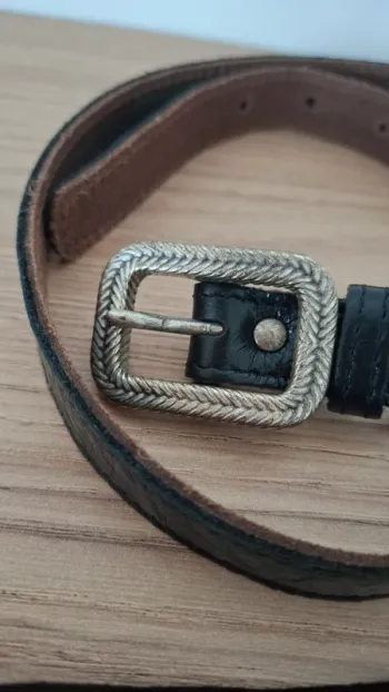 Ceinture Yolete cuir vernis véritable et boucle argentée - etat neuf 75cm