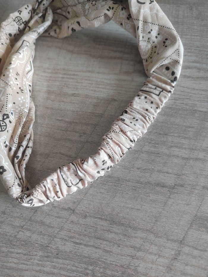 Bandeau élastique en tissu torsadé motif floral beige, noir et blanc - photo numéro 6