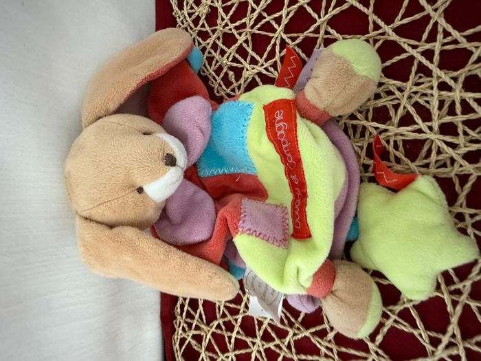 Doudou et compagnie marionnette lapin Zigzag beige rouge vert bleu rose