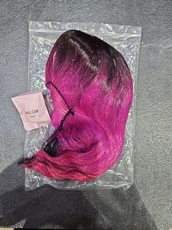 Peruque neuve noir et violet halloween