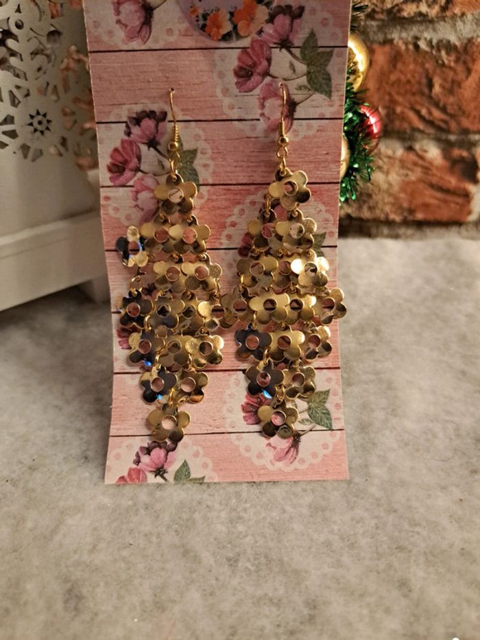 Boucles d'oreilles pendante doré petite fleurs - photo numéro 2