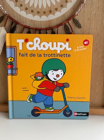 Tchoupi fait de la trottinette 