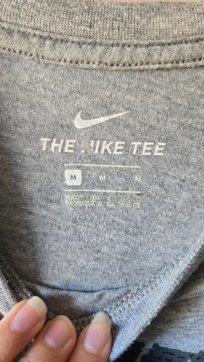 T-shirt Nike gris logo brodé rouge et noir - photo numéro 3