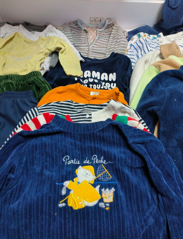 Lot 18 vêtements garçon 12 mois - photo numéro 3
