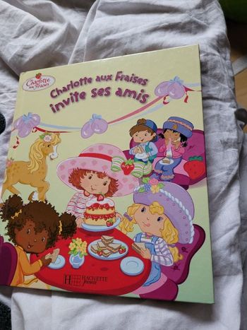 Charlotte aux fraises  invite ses amis
