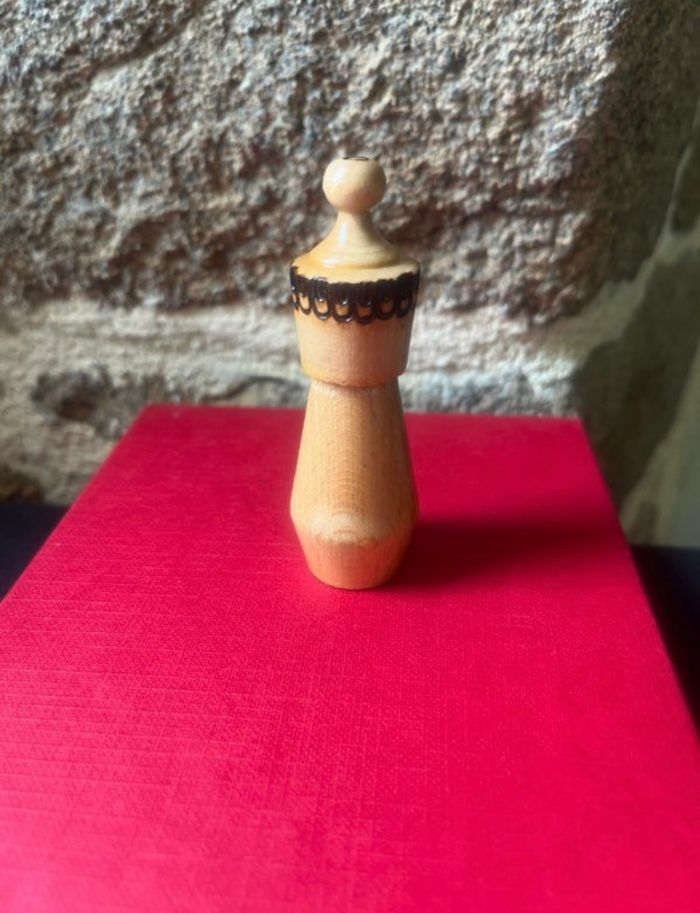 Mini gourde decorative en bois Bulgare avec des gravures et peinture de une rose stylisés avec une petite bouteille 1,5 ml en verre de l’essence de rose Bulgare insérée dans flacon en bois traditionnel - photo numéro 4