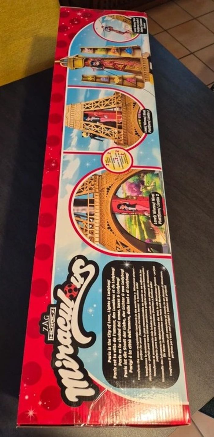 BANDAI - Miraculous - Playset Deluxe Paris - Grande Aire de Jeu Monument 1,20m Neuf Scellé - photo numéro 2