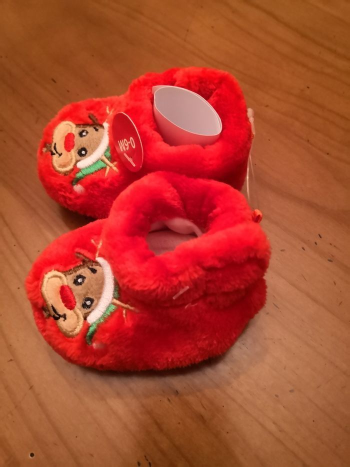 Chaussons 0-6 mois Neuf rouge - photo numéro 2