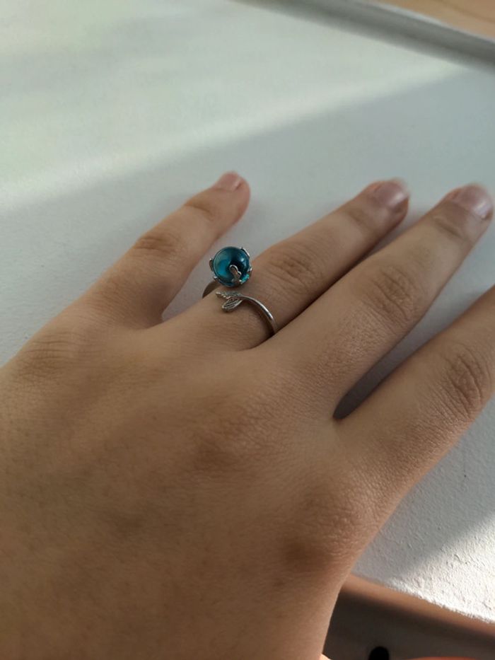 Bague avec une pierre bleue