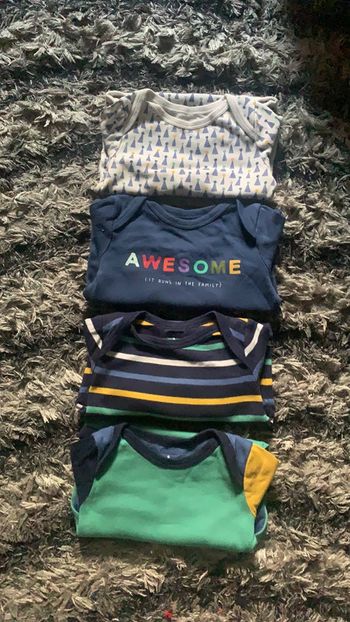 Lot de 4 bodies + 1 offert