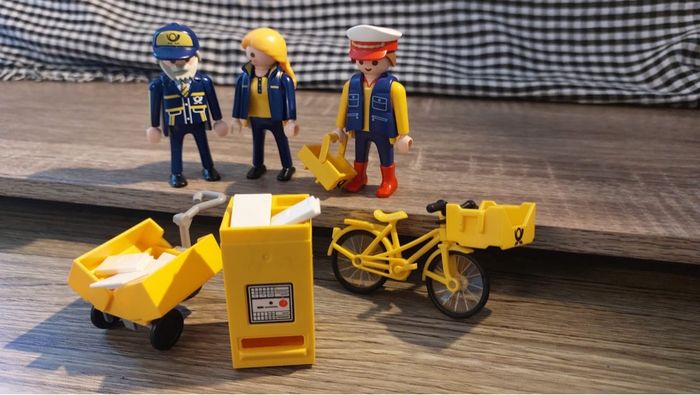 Playmobil les commerçants postiers à vélo en très bon état - photo numéro 2