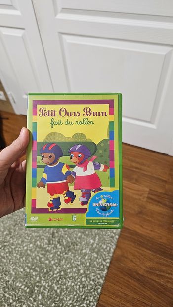 Petits ours brun fait du roller dvd