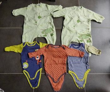 2 pyjamas vert clair et 3 bodys colorés 6 mois
