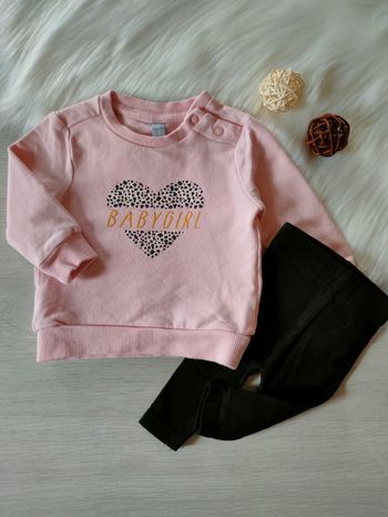 Pull rose et legging noir