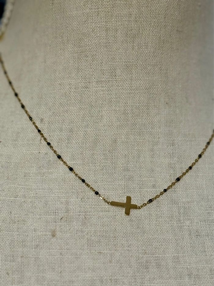 Collier perles résine noires croix horizontale acier inoxydable or