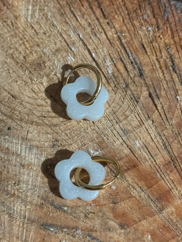 Boucles d’oreilles petites créoles acier inoxydable or fleur résine écrue mile Mila - photo numéro 5
