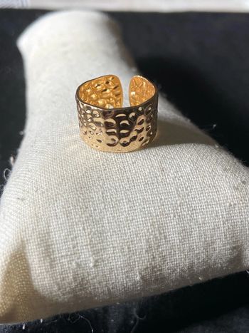 Bague dorée ajustable motifs points