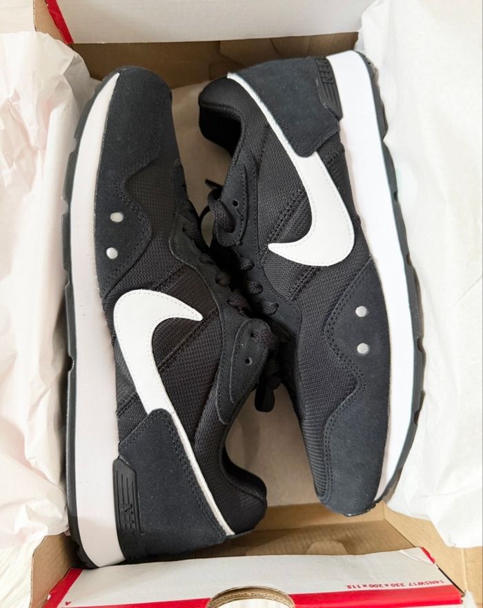 Baskets Nike Venture Runner – Taille 44,5 – noir/blanc – Neuf avec étiquette - photo numéro 8